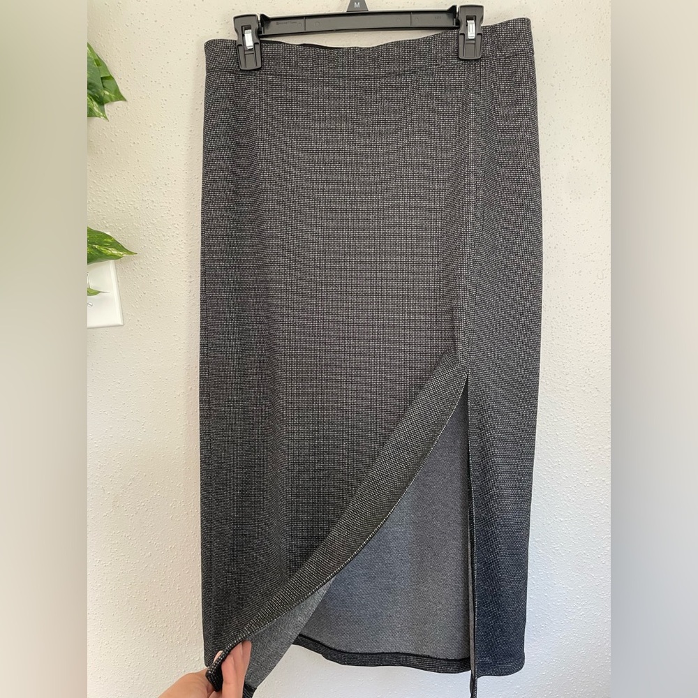 Max Studio elegant and modern dark gray pencil skirt with front opening L